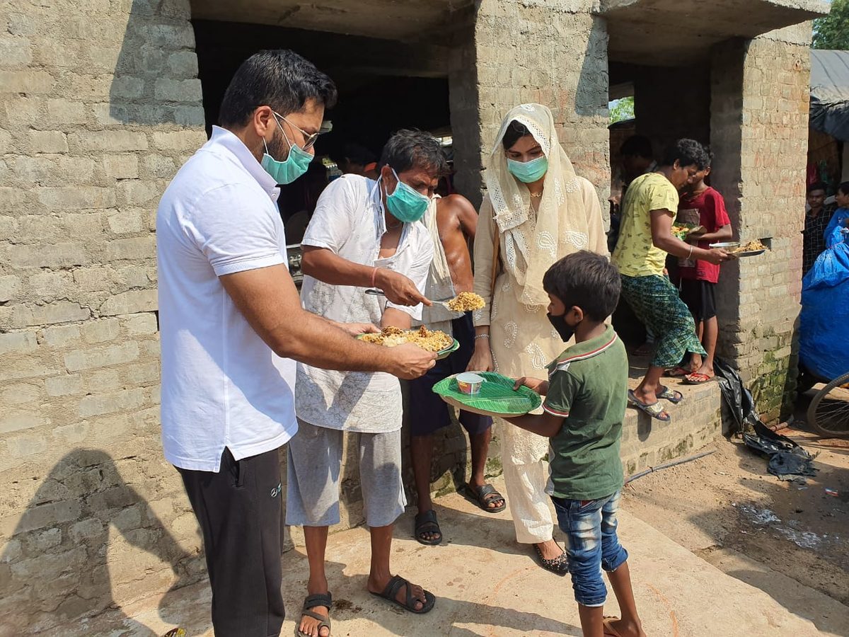 Moquim Foundation volunteers serving cooked food to families during the 2020 lockdown in Cuttack